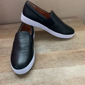 Vionic women’s leather slip on sneakers!! 10